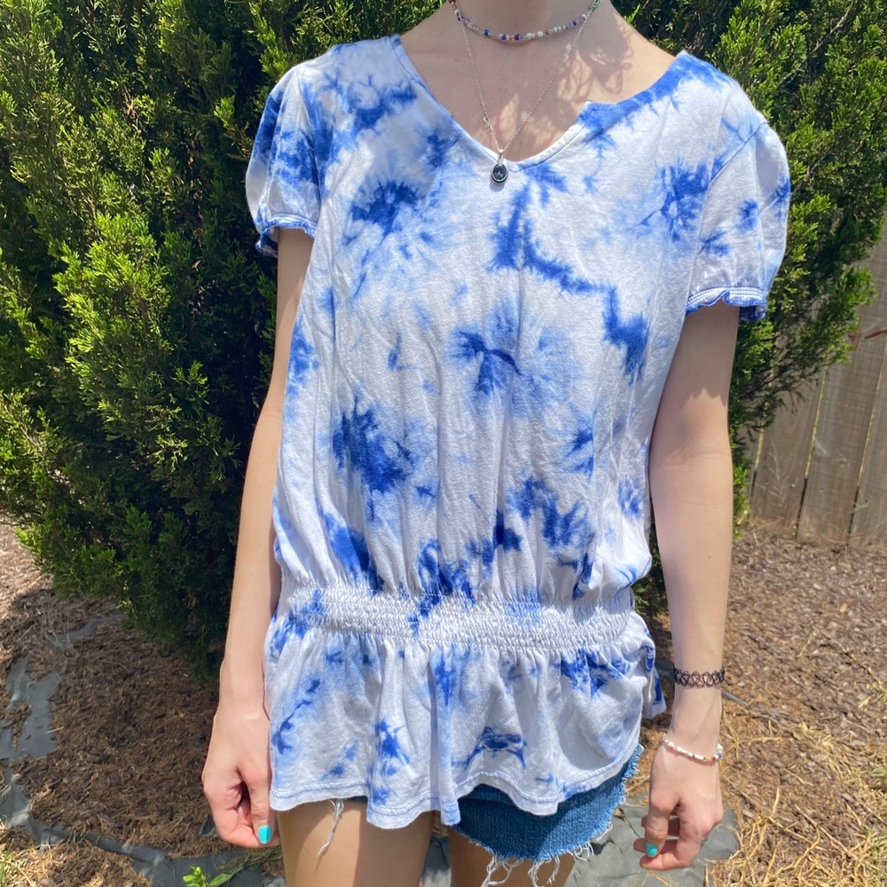 Y2K Tie Dye Style Blue & White Short Sleeve Top With Ruffles & Clinched Waist